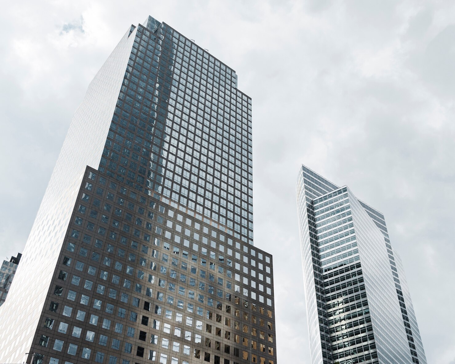 low-angle-tall-buildings-with-grey-clouds_23-2148230381.jpg__PID:703c90ba-a1fb-429b-8979-3d5c878c8c05